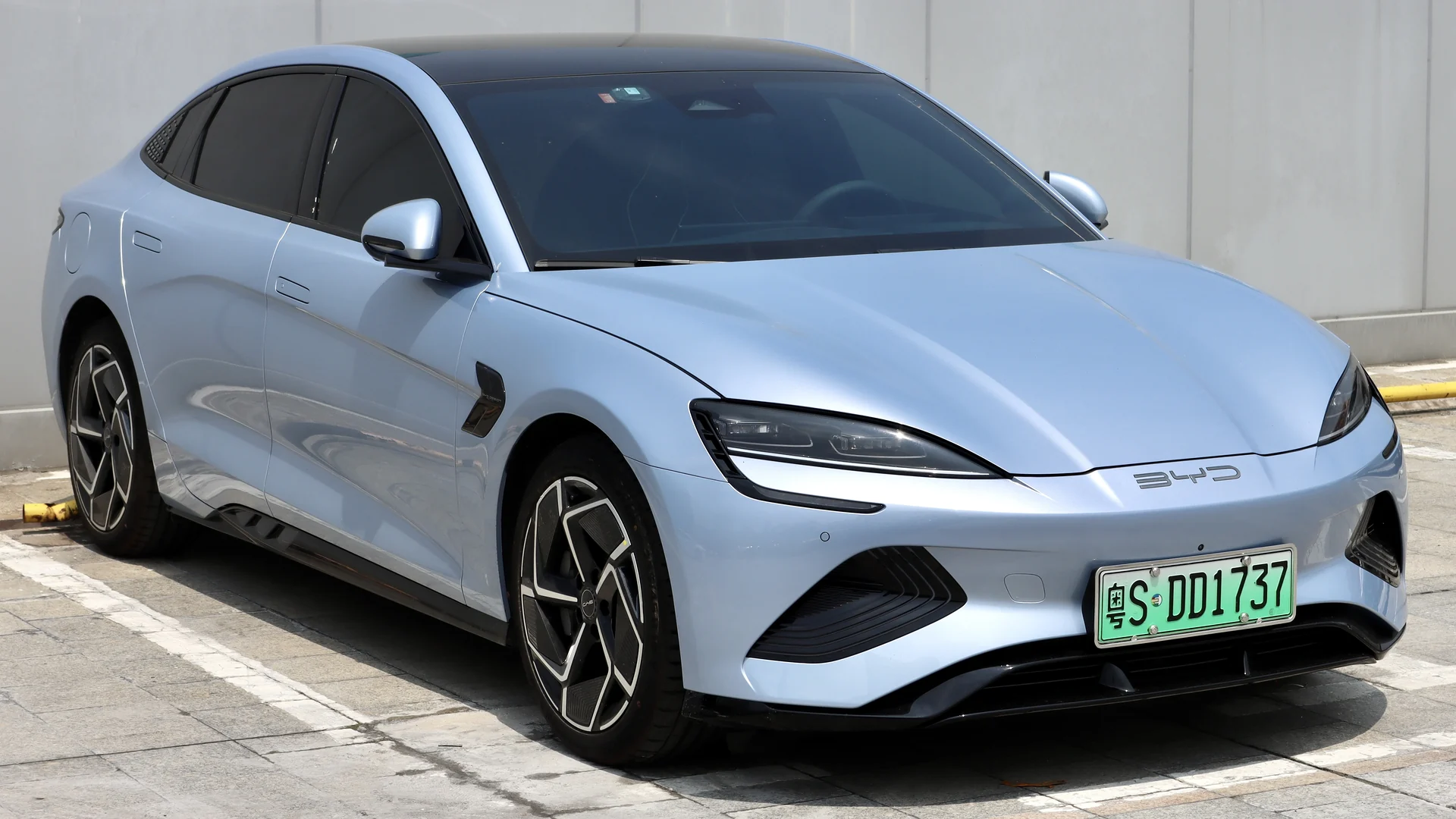 Голубой электроседан BYD Seal — вид спереди сбоку